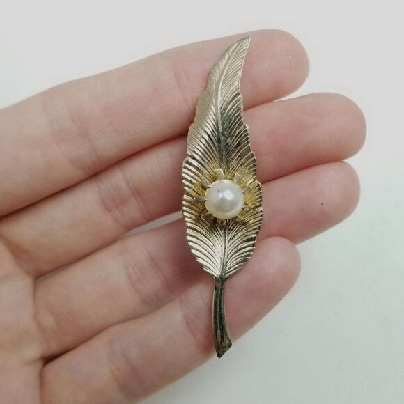 Vintage Leaf Shape Brooch with Faux Pearl Center, Gold Tone, Nature Estate Pin - Picture 6 of 6